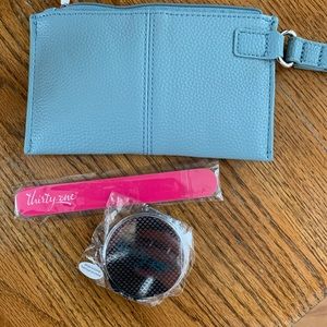 NWOT Thirty-One wristlet